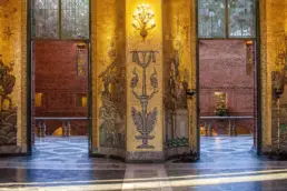 Kultaisen salin kultaiset mosaiikkikuviot esittelevät kaupungin historiaa.