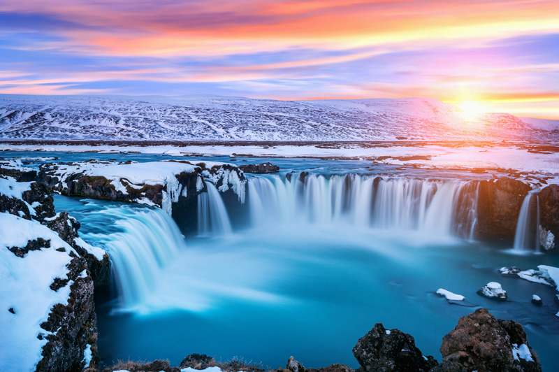 Goðafossin vesiputous (Waterfall of the Gods) talvipuvussaan.