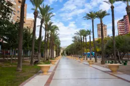 L&rsquo;Aig&uuml;era on pitk&auml;, palmujen reunustama keskuspuisto, jossa j&auml;rjestet&auml;&auml;n paljon erilaisia tapahtumia.